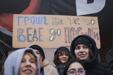Kyiv, Ukrayna 10 Şubat 2024. Şehir yönetimi altında toplanan halk, parklar için değil Ukrayna ordusu için daha fazla para tahsis edilmesini talep ediyor. Kötü havaya rağmen herkes geldi..