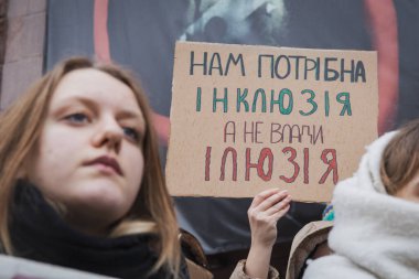 Kyiv, Ukrayna 10 Şubat 2024. Şehir yönetimi altında toplanan halk, parklar için değil Ukrayna ordusu için daha fazla para tahsis edilmesini talep ediyor. Kötü havaya rağmen herkes geldi..