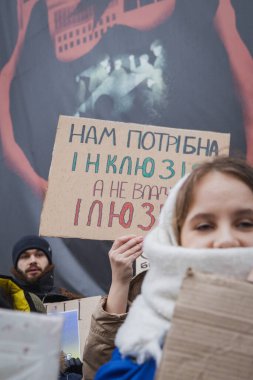 Kyiv, Ukrayna 10 Şubat 2024. Şehir yönetimi altında toplanan halk, parklar için değil Ukrayna ordusu için daha fazla para tahsis edilmesini talep ediyor. Kötü havaya rağmen herkes geldi..