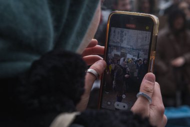 Kyiv, Ukrayna 10 Şubat 2024. Şehir yönetimi altında toplanan halk, parklar için değil Ukrayna ordusu için daha fazla para tahsis edilmesini talep ediyor. Kötü havaya rağmen herkes geldi..