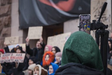 Kyiv, Ukrayna 10 Şubat 2024. Şehir yönetimi altında toplanan halk, parklar için değil Ukrayna ordusu için daha fazla para tahsis edilmesini talep ediyor. Kötü havaya rağmen herkes geldi..