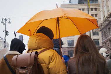 Kyiv, Ukrayna 10 Şubat 2024. Şehir yönetimi altında toplanan halk, parklar için değil Ukrayna ordusu için daha fazla para tahsis edilmesini talep ediyor. Kötü havaya rağmen herkes geldi..