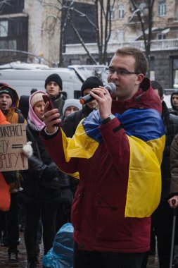 Kyiv, Ukrayna 10 Şubat 2024. Şehir yönetimi altında toplanan halk, şehir bütçesinden Ukrayna ordusuna daha fazla para tahsis edilmesini talep etti. Herkes kayıtsız gelmedi..