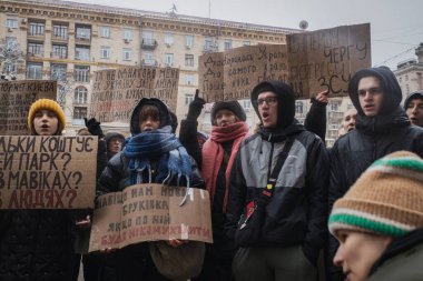 Kyiv, Ukrayna 10 Şubat 2024. Şehir yönetimi altında toplanan halk, şehir bütçesinden Ukrayna ordusuna daha fazla para tahsis edilmesini talep etti. Herkes kayıtsız gelmedi..