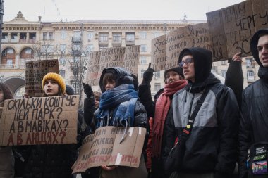 Kyiv, Ukrayna 10 Şubat 2024. Şehir yönetimi altında toplanan halk, şehir bütçesinden Ukrayna ordusuna daha fazla para tahsis edilmesini talep etti. Herkes kayıtsız gelmedi..