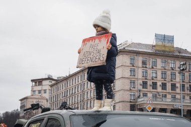 Kyiv, Ukrayna. 18 Şubat 2024. Endişeli insanlar ve 