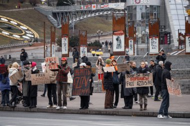 Kyiv, Ukrayna. 18 Şubat 2024. Endişeli insanlar ve 