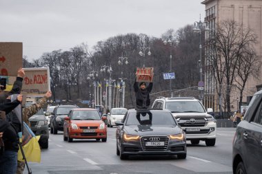 Kyiv, Ukrayna. 18 Şubat 2024. Endişeli insanlar ve 