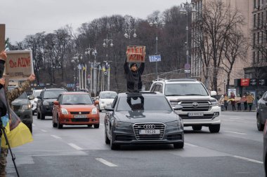 Kyiv, Ukrayna. 18 Şubat 2024. Endişeli insanlar ve 