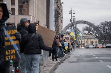 Kyiv, Ukrayna. 18 Şubat 2024. Endişeli insanlar ve 