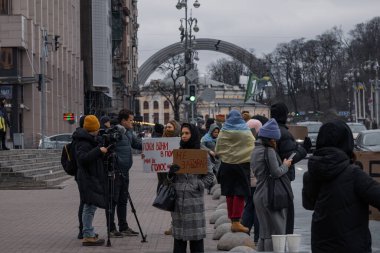Kyiv, Ukrayna. 18 Şubat 2024. Endişeli insanlar ve 