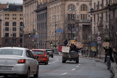 Kyiv, Ukrayna. 18 Şubat 2024. Endişeli insanlar ve 