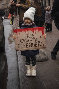 Kyiv, Ukrayna. 18 Şubat 2024. Endişeli insanlar ve 