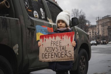 Kyiv, Ukrayna. 18 Şubat 2024. Endişeli insanlar ve 