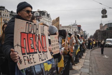 Kyiv, Ukrayna. 24 Şubat 2024. Bakıcılar ve akrabalar şehir merkezine ellerinde posterlerle geldiler. Neredeyse iki yıldır Ruslar tarafından esir tutulan savaş esirlerinin geri dönmesi için çağrıda bulundular.