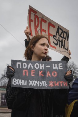Kyiv, Ukrayna. 24 Şubat 2024. Bakıcılar ve akrabalar şehir merkezine ellerinde posterlerle geldiler. Neredeyse iki yıldır Ruslar tarafından esir tutulan savaş esirlerinin geri dönmesi için çağrıda bulundular.