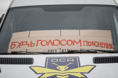 Kyiv, Ukrayna. 24 Şubat 2024. Bakıcılar ve akrabalar şehir merkezine ellerinde posterlerle geldiler. Neredeyse iki yıldır Ruslar tarafından esir tutulan savaş esirlerinin geri dönmesi için çağrıda bulundular.