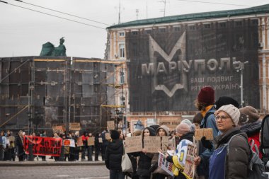 Kyiv, Ukrayna. 24 Şubat 2024. Bakıcılar ve akrabalar şehir merkezine ellerinde posterlerle geldiler. Neredeyse iki yıldır Ruslar tarafından esir tutulan savaş esirlerinin geri dönmesi için çağrıda bulundular.