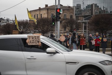 Kyiv, Ukrayna. 24 Şubat 2024. Bakıcılar ve akrabalar şehir merkezine ellerinde posterlerle geldiler. Neredeyse iki yıldır Ruslar tarafından esir tutulan savaş esirlerinin geri dönmesi için çağrıda bulundular.