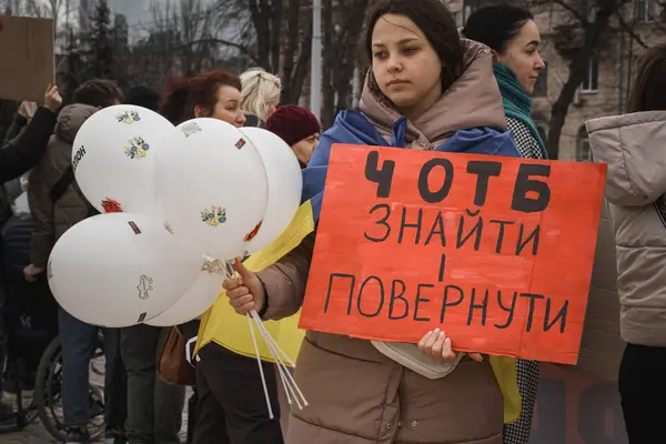Kyiv, Ukrayna. 24 Şubat 2024. Bakıcılar ve akrabalar şehir merkezine ellerinde posterlerle geldiler. Neredeyse iki yıldır Ruslar tarafından esir tutulan savaş esirlerinin geri dönmesi için çağrıda bulundular.