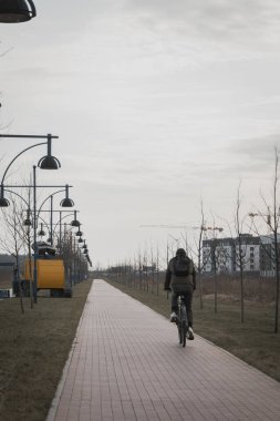 Irpin, Ukrayna. 26 Şubat 2024 sabahı, kış sonunda hava çok sıcaktı. İnsanlar gölün yakınındaki parklarda yürüyorlar. Şehrin ortasındaki güzel ormanlar.