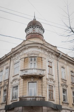 Ivano-Frankivsk, Ukrayna. 28 Şubat 2024, küçük bir Avrupa şehri. inanılmaz güzel tarihi mimari. kırmızı ve turuncu çatılar. Hava sıcak, insanlar şehirde yürüyorlar..