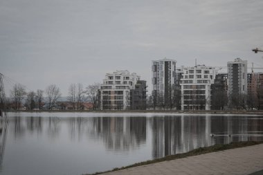 Ivano-Frankivsk, Ukrayna. 28 Şubat 2024, küçük bir Avrupa şehri. Şubatın sonunda, hava çok sıcak, insanlar göl kenarında yürüyorlar. Kuşları besle ve spor yap.