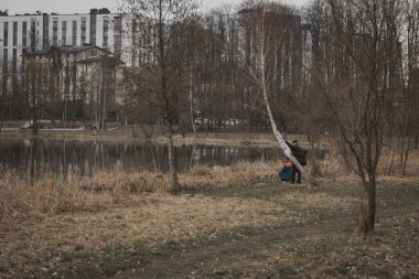 Ivano-Frankivsk, Ukrayna. 28 Şubat 2024, küçük bir Avrupa şehri. Şubatın sonunda, hava çok sıcak, insanlar göl kenarında yürüyorlar. Kuşları besle ve spor yap.