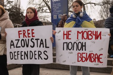 Kyiv, Ukrayna. 3 Mart 2024 'te birçok insan, iki yıldır Rusya' da tutsak olan 