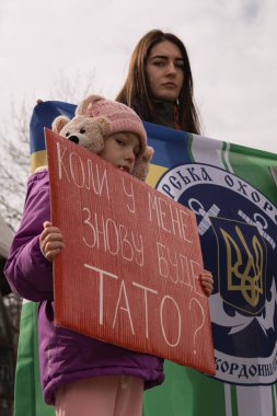 Kyiv, Ukrayna. 3 Mart 2024 'te birçok insan, iki yıldır Rusya' da tutsak olan 