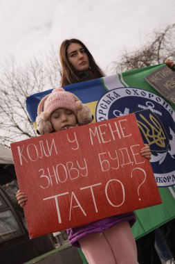 Kyiv, Ukrayna. 3 Mart 2024 'te birçok insan, iki yıldır Rusya' da tutsak olan 