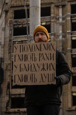 Kyiv, Ukrayna. 3 Mart 2024 'te birçok insan, iki yıldır Rusya' da tutsak olan 