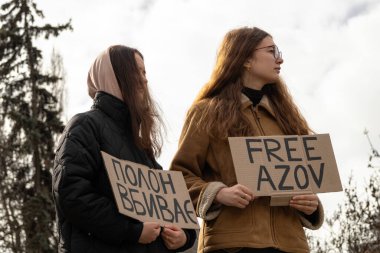 Kyiv, Ukrayna. 3 Mart 2024 'te birçok insan, iki yıldır Rusya' da tutsak olan 