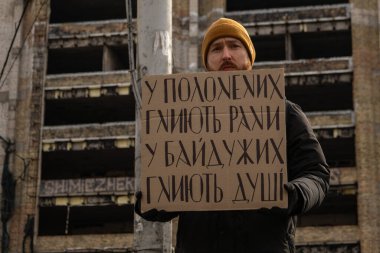 Kyiv, Ukrayna. 3 Mart 2024 'te birçok insan, iki yıldır Rusya' da tutsak olan 