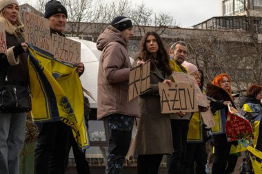 Kyiv, Ukrayna. 3 Mart 2024 'te birçok insan, iki yıldır Rusya' da tutsak olan 