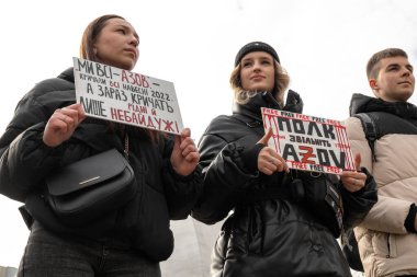 Kyiv, Ukrayna. 3 Mart 2024 'te birçok insan, iki yıldır Rusya' da tutsak olan 