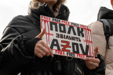 Kyiv, Ukrayna. 3 Mart 2024 'te birçok insan, iki yıldır Rusya' da tutsak olan 