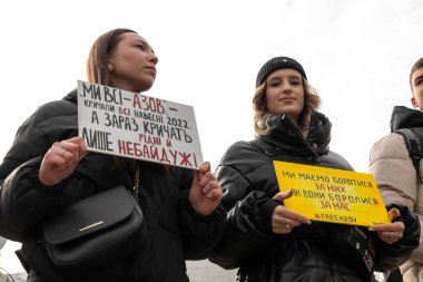 Kyiv, Ukrayna. 3 Mart 2024 'te birçok insan, iki yıldır Rusya' da tutsak olan 