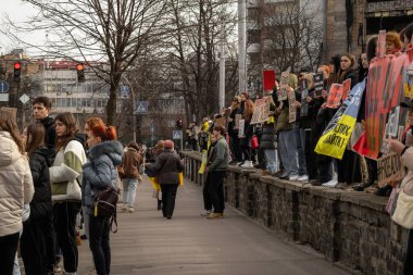 Kyiv, Ukrayna. 3 Mart 2024 'te birçok insan, iki yıldır Rusya' da tutsak olan 