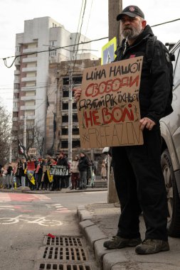 Kyiv, Ukrayna. 3 Mart 2024 'te birçok insan, iki yıldır Rusya' da tutsak olan 