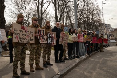 Kyiv, Ukrayna. 3 Mart 2024 'te birçok insan, iki yıldır Rusya' da tutsak olan 