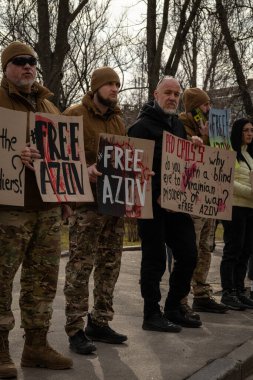 Kyiv, Ukrayna. 3 Mart 2024 'te birçok insan, iki yıldır Rusya' da tutsak olan 