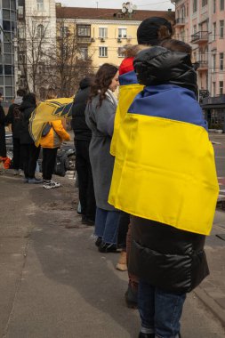 Kyiv, Ukrayna. 3 Mart 2024 'te birçok insan, iki yıldır Rusya' da tutsak olan 