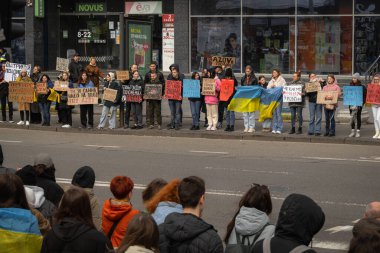 Kyiv, Ukrayna. 3 Mart 2024 'te birçok insan, iki yıldır Rusya' da tutsak olan 