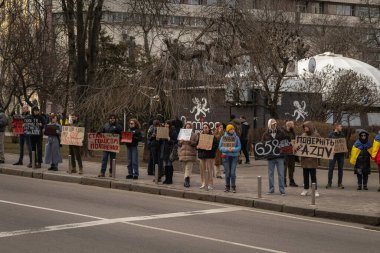 Kyiv, Ukrayna. 3 Mart 2024 'te birçok insan, iki yıldır Rusya' da tutsak olan 