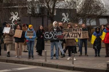 Kyiv, Ukrayna. 3 Mart 2024 'te birçok insan, iki yıldır Rusya' da tutsak olan 