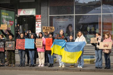 Kyiv, Ukrayna. 3 Mart 2024 'te birçok insan, iki yıldır Rusya' da tutsak olan 