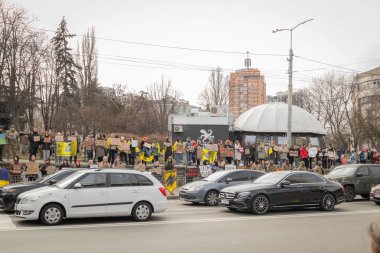 Kyiv, Ukrayna. 3 Mart 2024 'te birçok insan, iki yıldır Rusya' da tutsak olan 