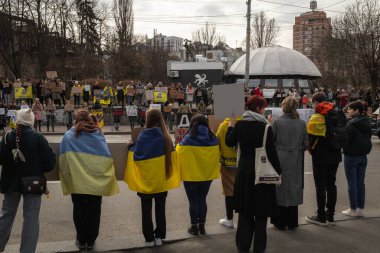 Kyiv, Ukrayna. 3 Mart 2024 'te birçok insan, iki yıldır Rusya' da tutsak olan 