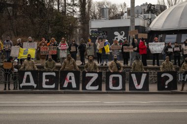 Kyiv, Ukrayna. 3 Mart 2024 'te birçok insan, iki yıldır Rusya' da tutsak olan 